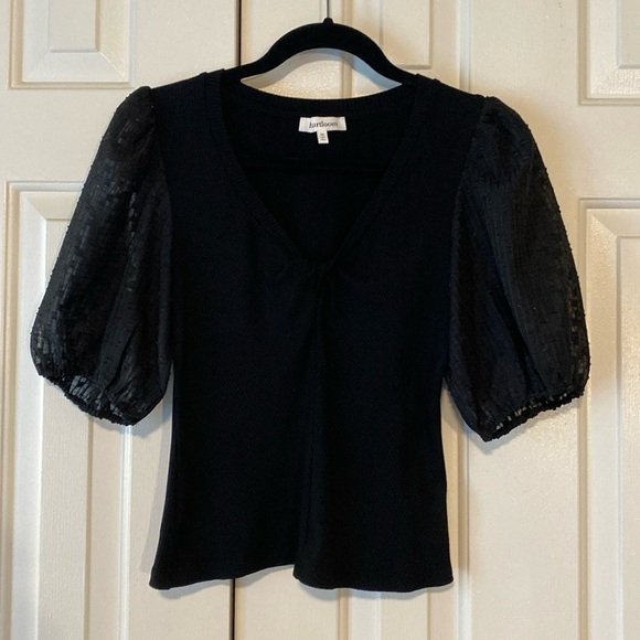 Hartloom Black VNeck Puffy Short Sleeved Shirt Size Medium in Like New Condition - Picture 1 of 9